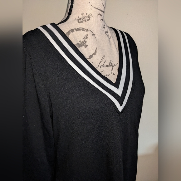 NWT NEW YORK & COMPANY Black & White Oversized V-neck Sweater Dress Size Small - Picture 3 of 4